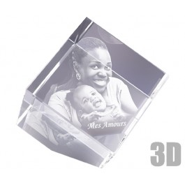 Cube en verre 10 cm sur pan coupé photo laser 3D Cube en verre 10 cm sur pan coupé photo laser 3D